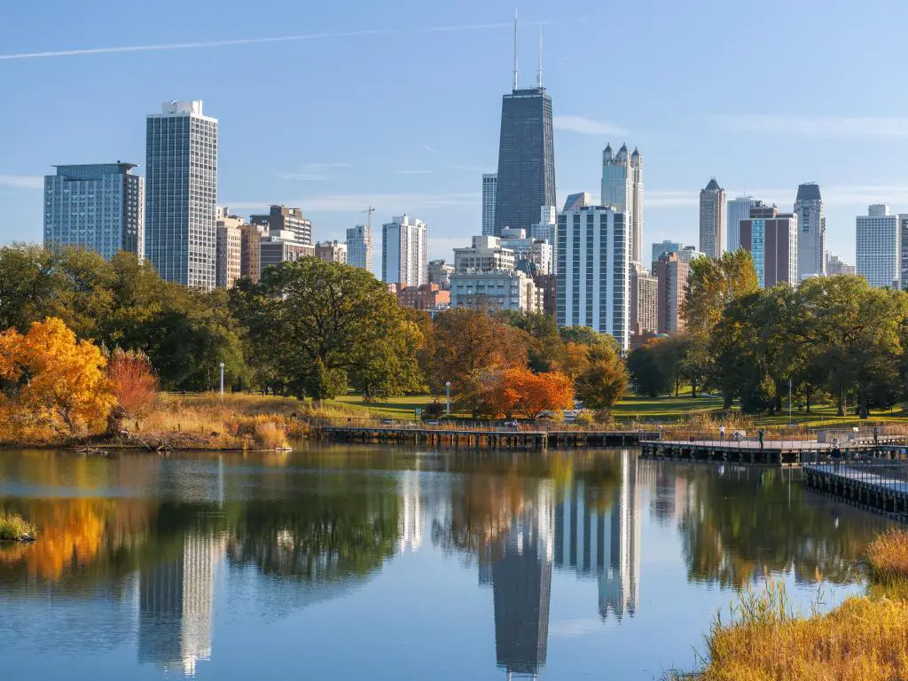 Chicago, Illinois, EE.UU. con Lincoln Park y el horizonte de la ciudad a principios de otoño.