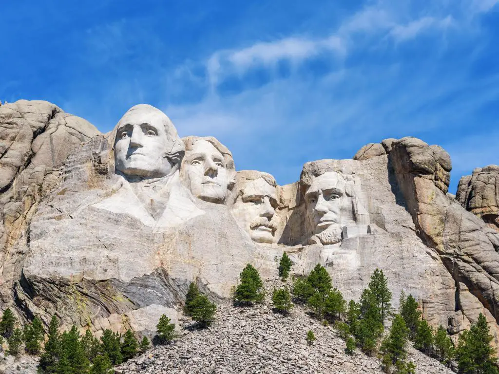 Monumento nacional del Monte Rushmore, EE. UU. Con la escultura presidencial en el Monte Rushmore tomada en un día soleado con un cielo azul.
