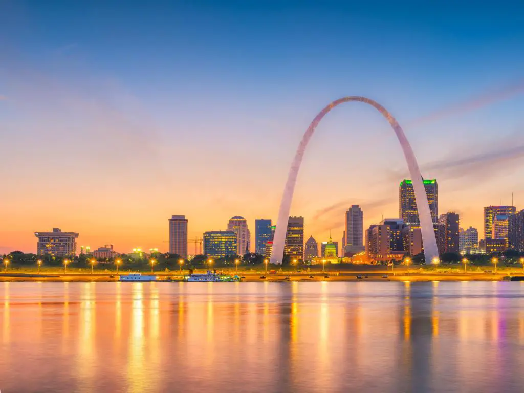 St. Louis, Missouri, EE.UU. tomado con el paisaje urbano del centro de la ciudad con el arco sobre el río Mississippi al atardecer.