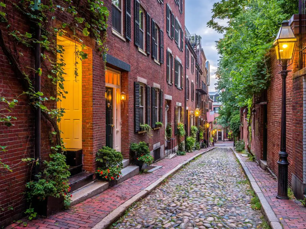 Boston, Massachusetts, EE.UU. con vistas a Acorn Street, una bonita calle con adoquines, farolas y bonitas plantas que bordean la calle.