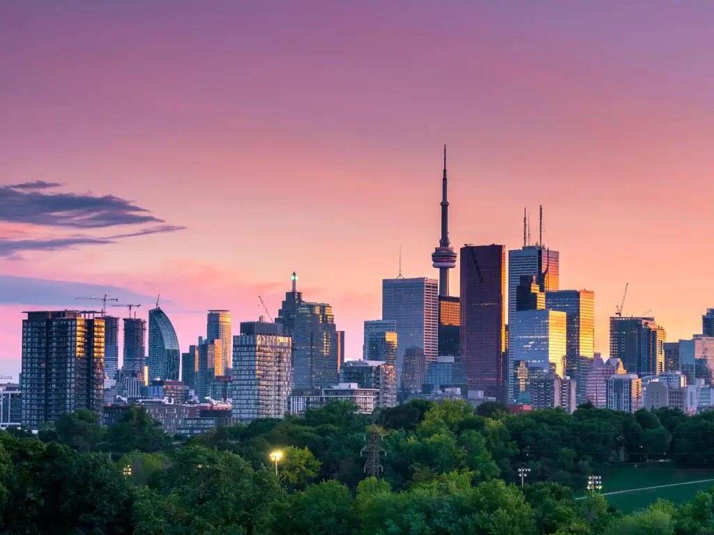 Toronto, Ontario, Canadá, con una vista de la ciudad tomada desde el parque Riverdale por la noche con un hermoso cielo rosa.