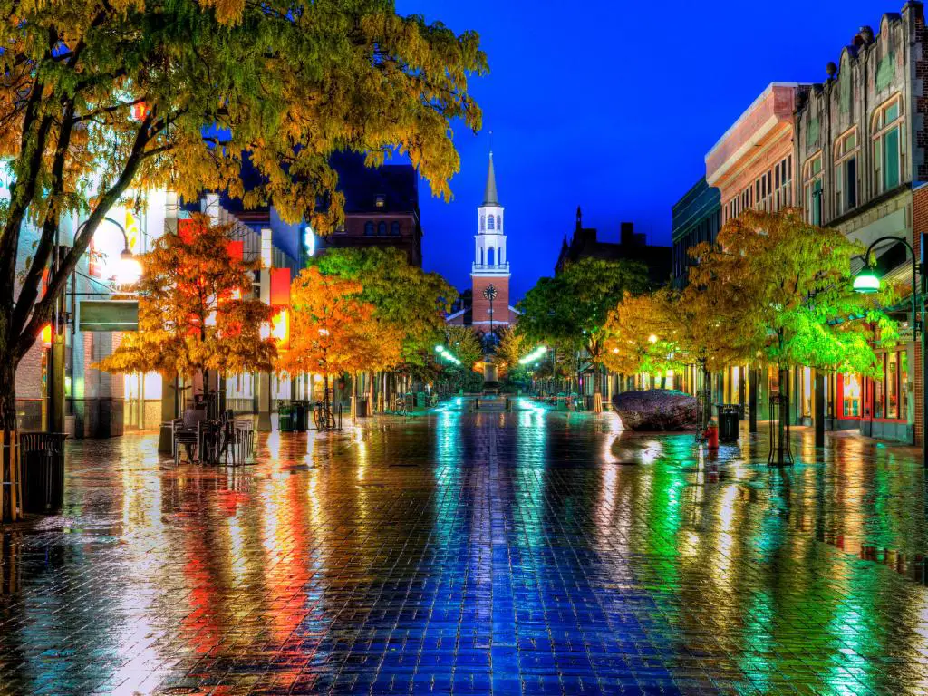 Burlingon, Vermont, EE. UU. Con toques de color que se reflejan en los ladrillos mojados en esta pequeña ciudad de Nueva Inglaterra.