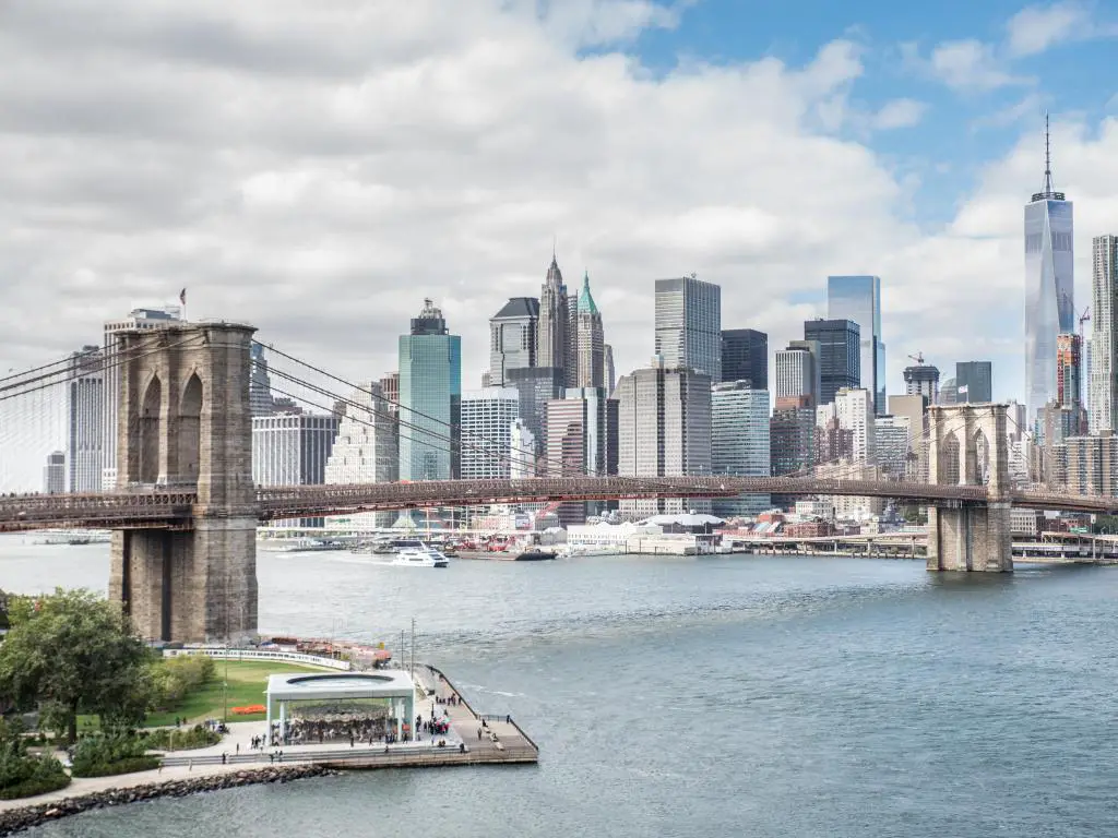 La ciudad de Nueva York, EE.UU., con vistas al puente de Brooklyn y al horizonte de Manhattan tomadas desde el puente de Manhattan en un día soleado y nublado.