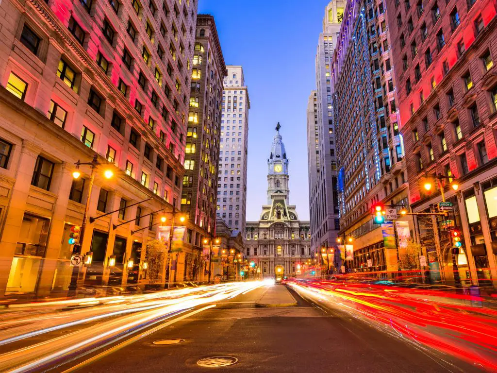 Filadelfia, Pensilvania, Estados Unidos en el centro de la ciudad durante la hora punta de la tarde.