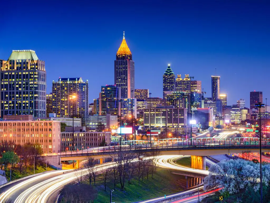 El horizonte del centro de Atlanta, Georgia, Estados Unidos, se tomó de noche con los rascacielos iluminados en el fondo.
