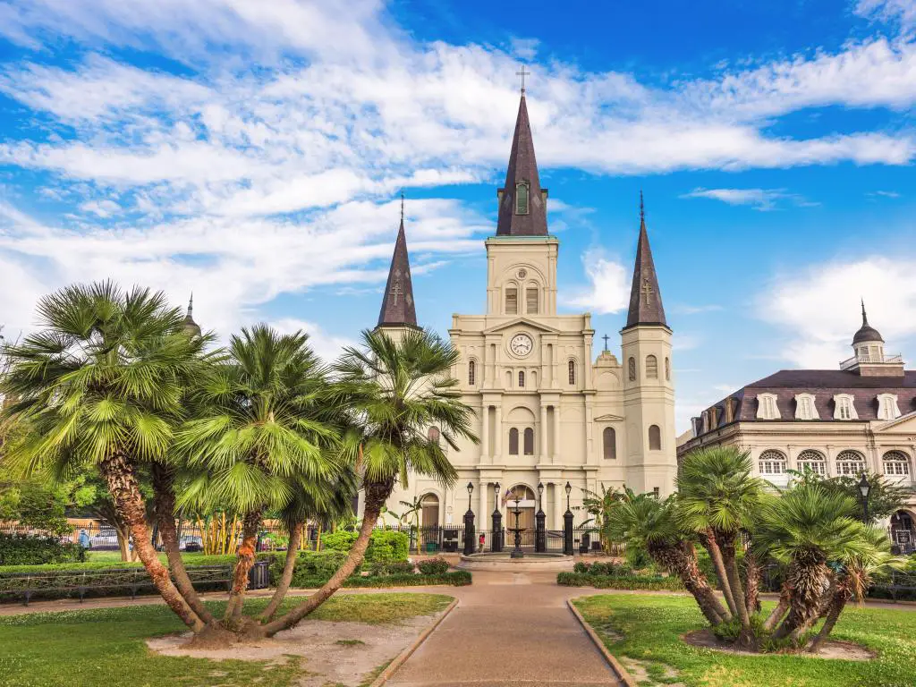 Nueva Orleans, Luisiana, Estados Unidos, tomada en Jackson Square y la Catedral de St. Louis en un día soleado con palmeras en primer plano.