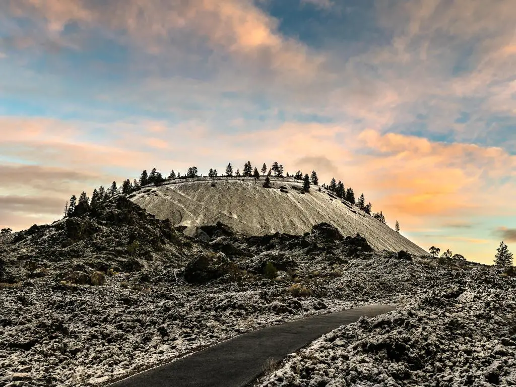 Monumento volcánico nacional de Newberry, EE. UU. Tomado a principios de invierno en Snow Lava Butte en el Monumento volcánico nacional de Newberry con una capa fresca de nieve de principios de invierno y un bonito cielo en el fondo.
