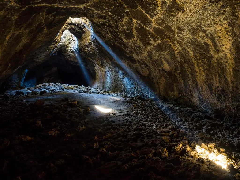Cuevas de Oregón, Oregón, EE. UU. Una luz que brilla a través de las cuevas.