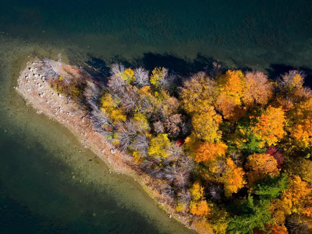 St. Lawrence Park, Thousand Islands, Canadá, tomada durante el otoño como una vista aérea de la isla. 