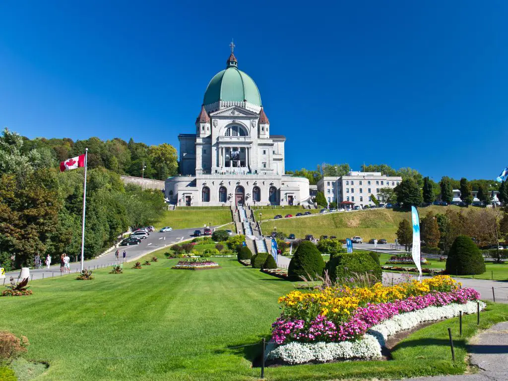 Montreal, Canadá, tomada con el Oratorio de San José, que es un sitio histórico nacional de Canadá, y el jardín formal en primer plano en un día soleado.