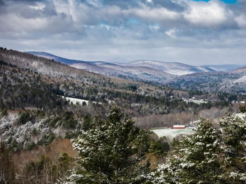 Woodstock, Vermont, EE.UU. tomada a fines de la primavera con nieve en las Montañas Verdes cerca de Woodstock, Vermont.