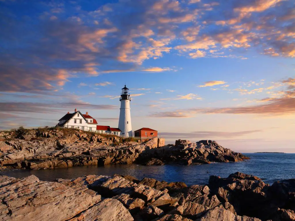 La luz principal de Portland, Portland, Maine, Estados Unidos, tomada temprano en la mañana con rocas en primer plano. 