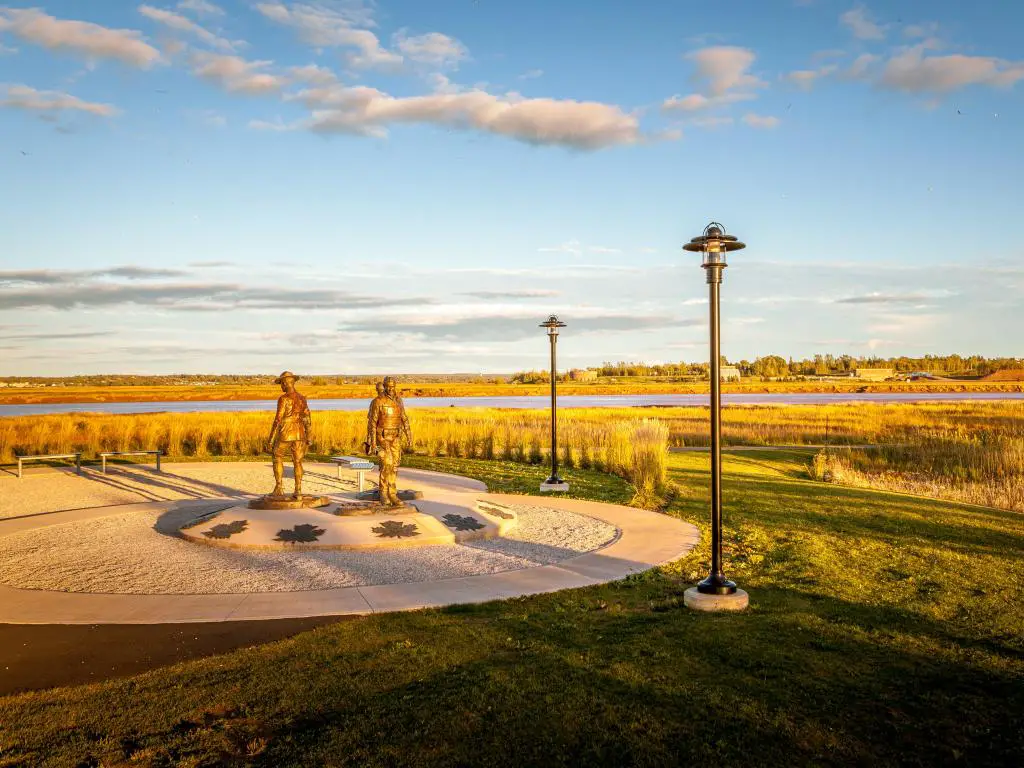 Moncton, New Brunswick, Canadá, con monumentos en el centro y césped alrededor, tomada justo antes del atardecer.