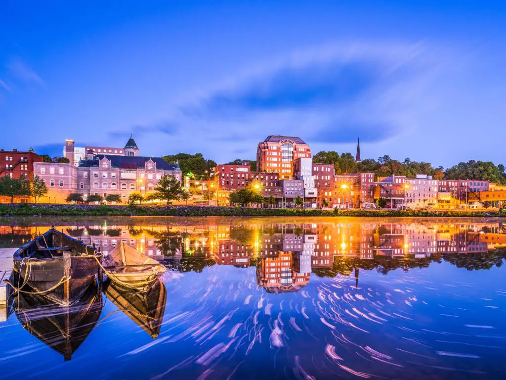 Horizonte del centro de Augusta, Maine, EE.UU. en el río Kennebec tomado por la noche.
