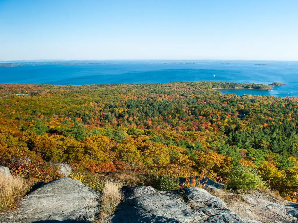 Camden Hills State Park, Maine, EE.UU. con vistas a la costa de Maine en otoño, desde Mount Battie.
