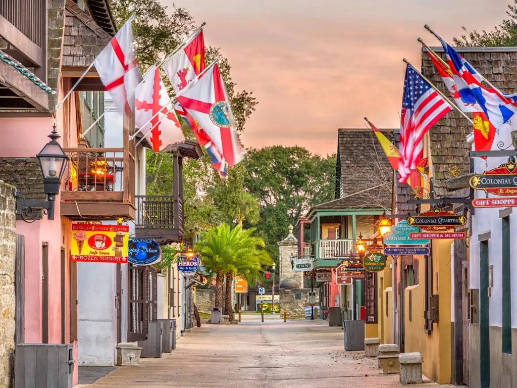 St. Augustine, Florida, EE. UU. Con tiendas y posadas en St. George.  Una vez que la calle principal, todavía se considera el corazón de la ciudad.  Tomada al atardecer.