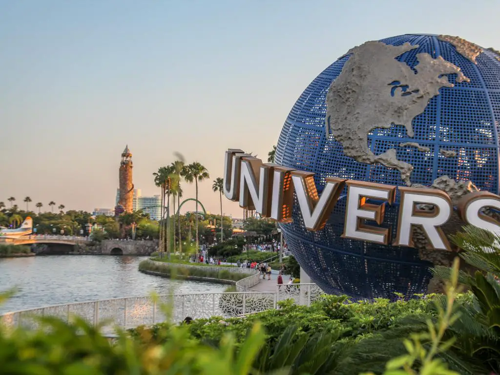 Orlando, Florida, EE.UU. tomada en el famoso globo terráqueo del planeta Tierra, icono de Universal Studios, el logotipo y la tipografía de la palabra 