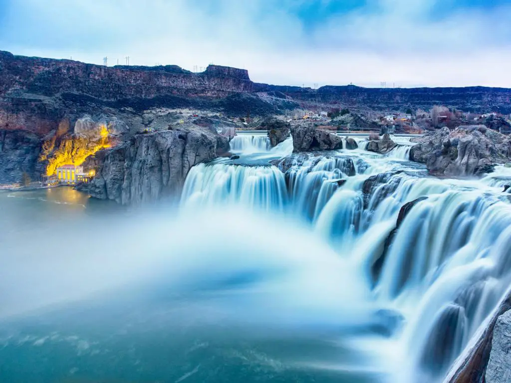 Twin Falls, Idaho, EE.UU. tomadas en las hermosas Shoshone Falls en la hora azul con el río Snake.