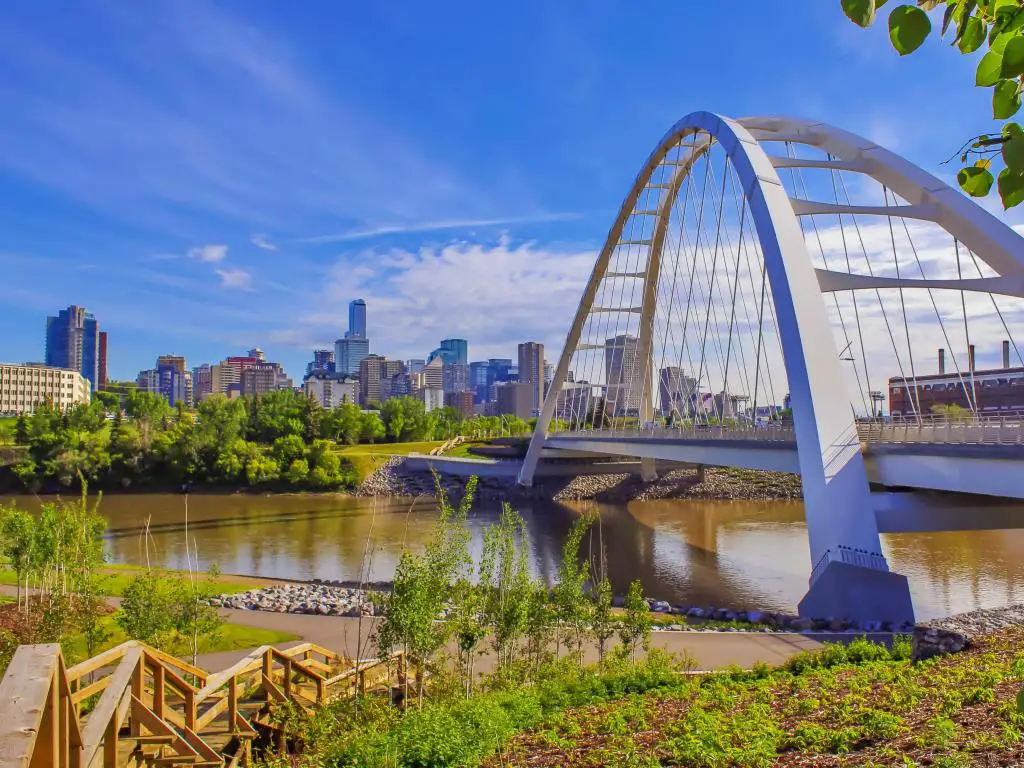 Edmonton, Canadá tomada con el centro de Edmonton tomada en River Valley con el puente de acero en primer plano y contra un cielo azul.