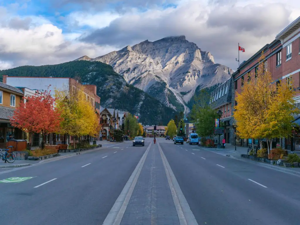 Banff, Canadá, tomada en Banff Avenue y Cascade Mountain durante la temporada de otoño.