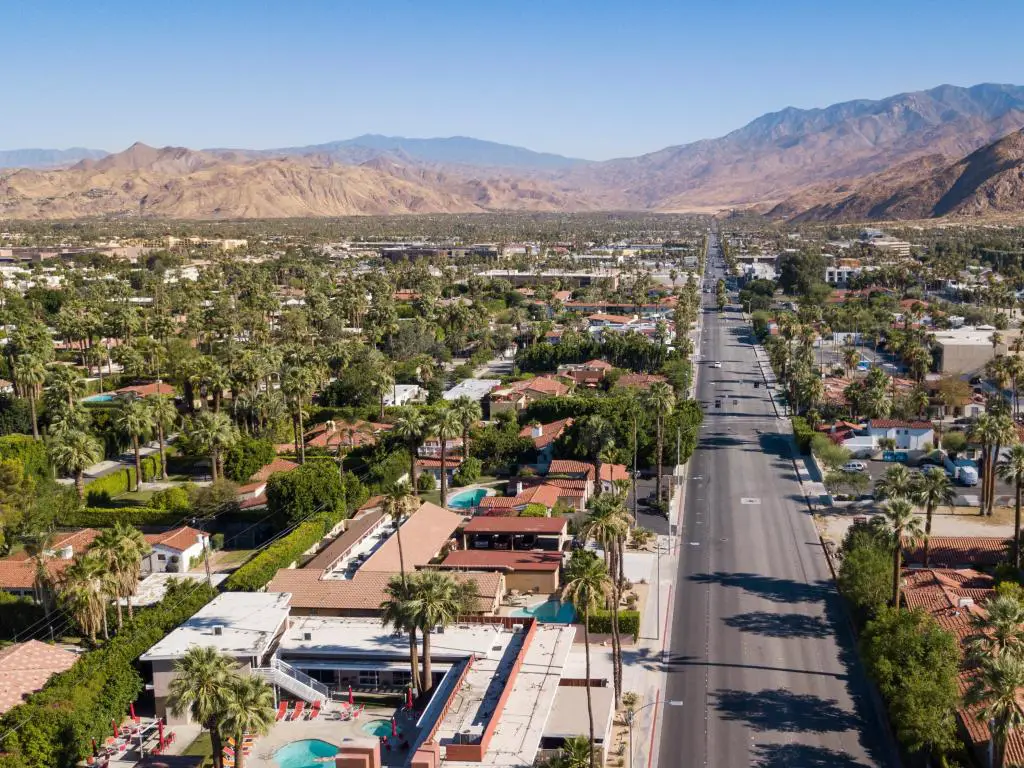 Palm Springs, California, Estados Unidos, con una vista aérea del centro de la ciudad con las montañas a lo lejos y tomada en un día soleado.