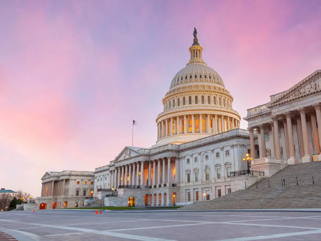 Washington DC, EE. UU. con una puesta de sol del edificio del Capitolio de los Estados Unidos.