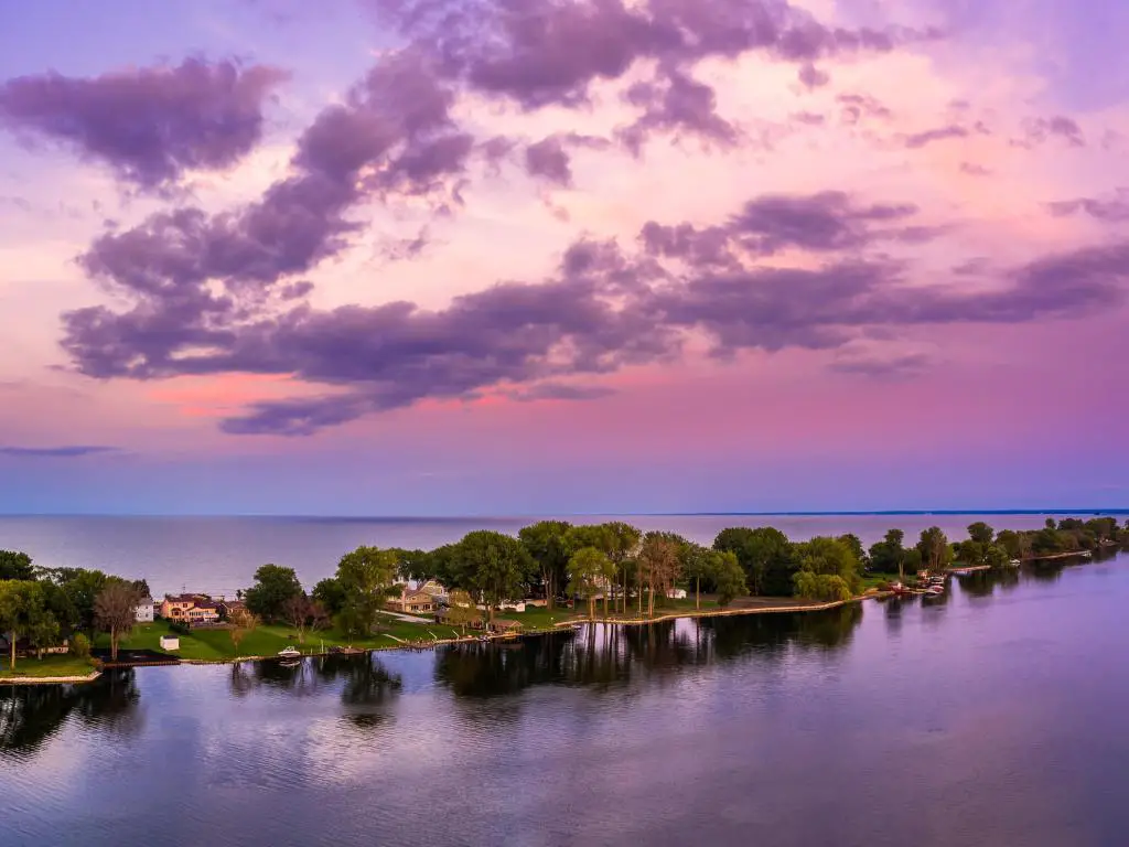 Panorama aéreo de la península de Cedar Point al anochecer, en Sandusky, Ohio, en el lago Erie.