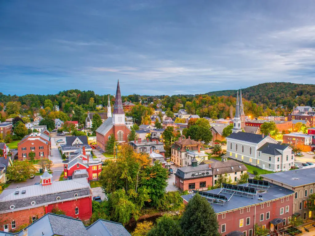 Montpelier, Vermont, EE. UU. Con el horizonte de la ciudad tomado a primera hora de la tarde, con árboles salpicados y colinas en el fondo. 