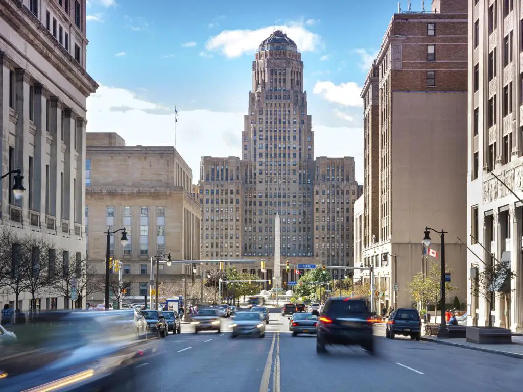 Buffalo, Nueva York, EE.UU. Una típica calle concurrida de la ciudad con edificios a lo lejos y coches en la carretera.