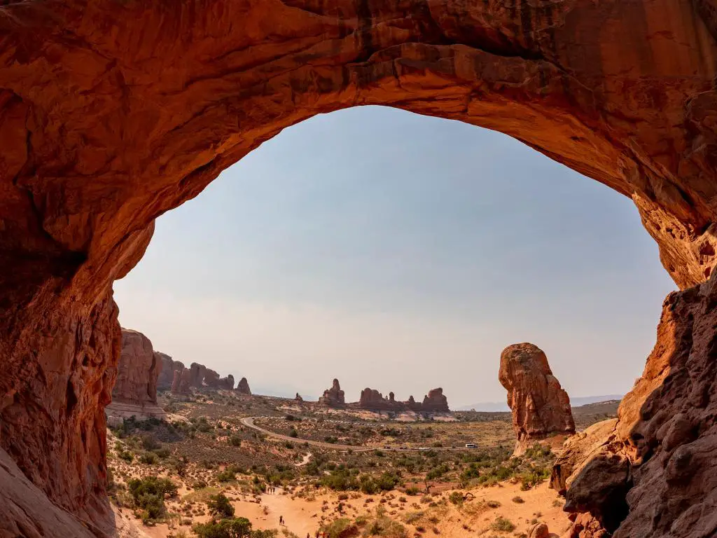 Parque Nacional Arches, Utah, EE.UU. con una vista del desierto de roca desde la cueva.