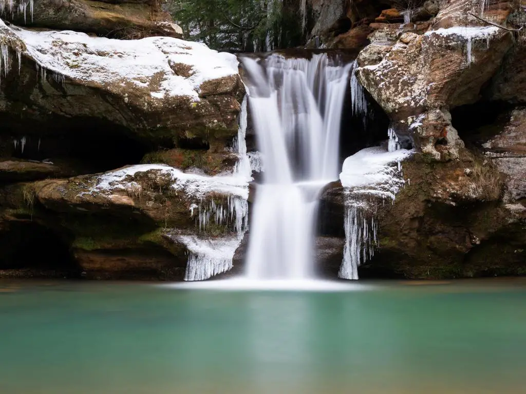 Bosque Nacional Wayne, Ohio, EE. UU. Tomada en Upper Falls con una cascada en condiciones invernales heladas en la región montañosa de los Apalaches.