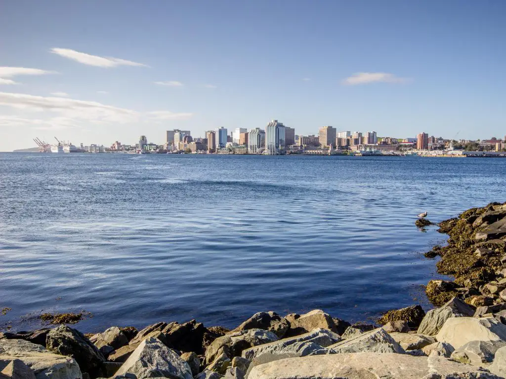 Halifax, Nueva Escocia, Canadá con The Bluenose Schooner visto desde Dartmouth con el horizonte de Halifax en la distancia. 