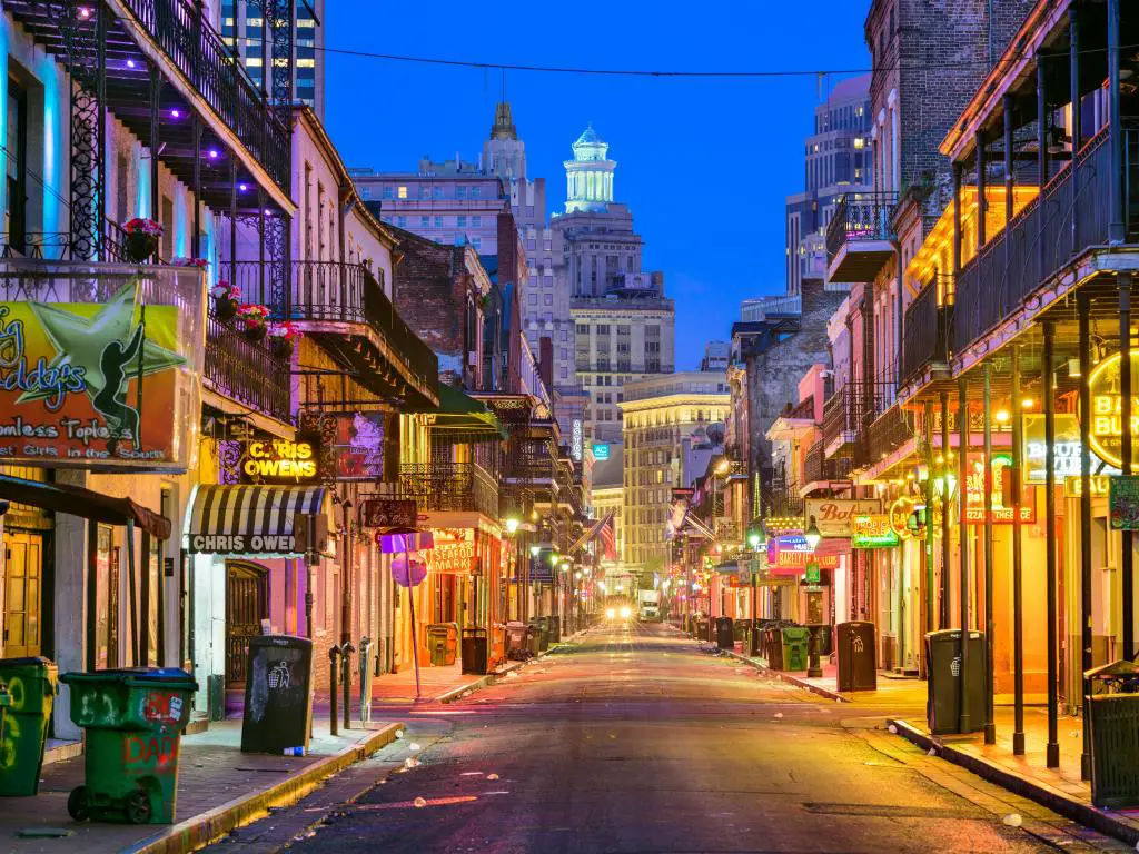 Nueva Orleans, Luisiana, EE.UU. tomada en Bourbon Street temprano en la mañana.  El renombrado destino de vida nocturna se encuentra en el corazón del Barrio Francés.