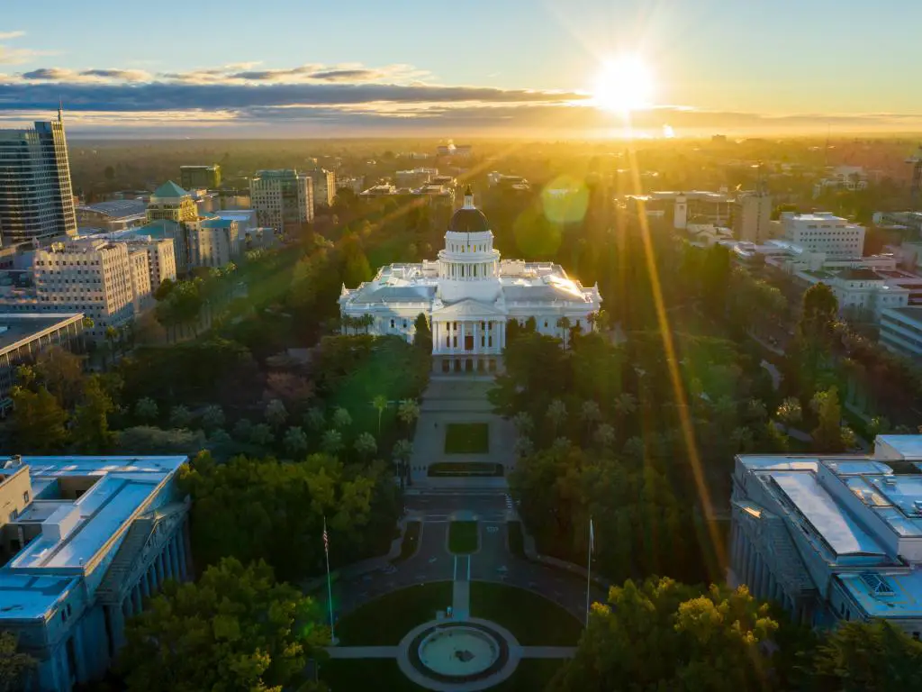 Sacramento, California, EE.UU. con el edificio del Capitolio del Estado de California y el centro de Sacramento durante el amanecer tomado como una vista aérea de drones.