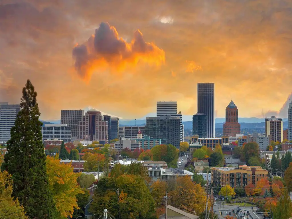 Portland, Oregón, Estados Unidos con el centro de la ciudad durante la puesta de sol en la temporada de otoño.