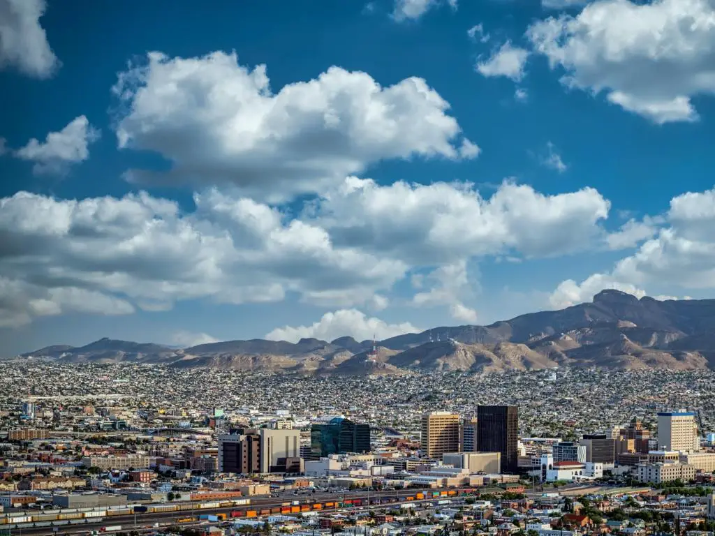 Nubes y cielos azules sobre El Paso