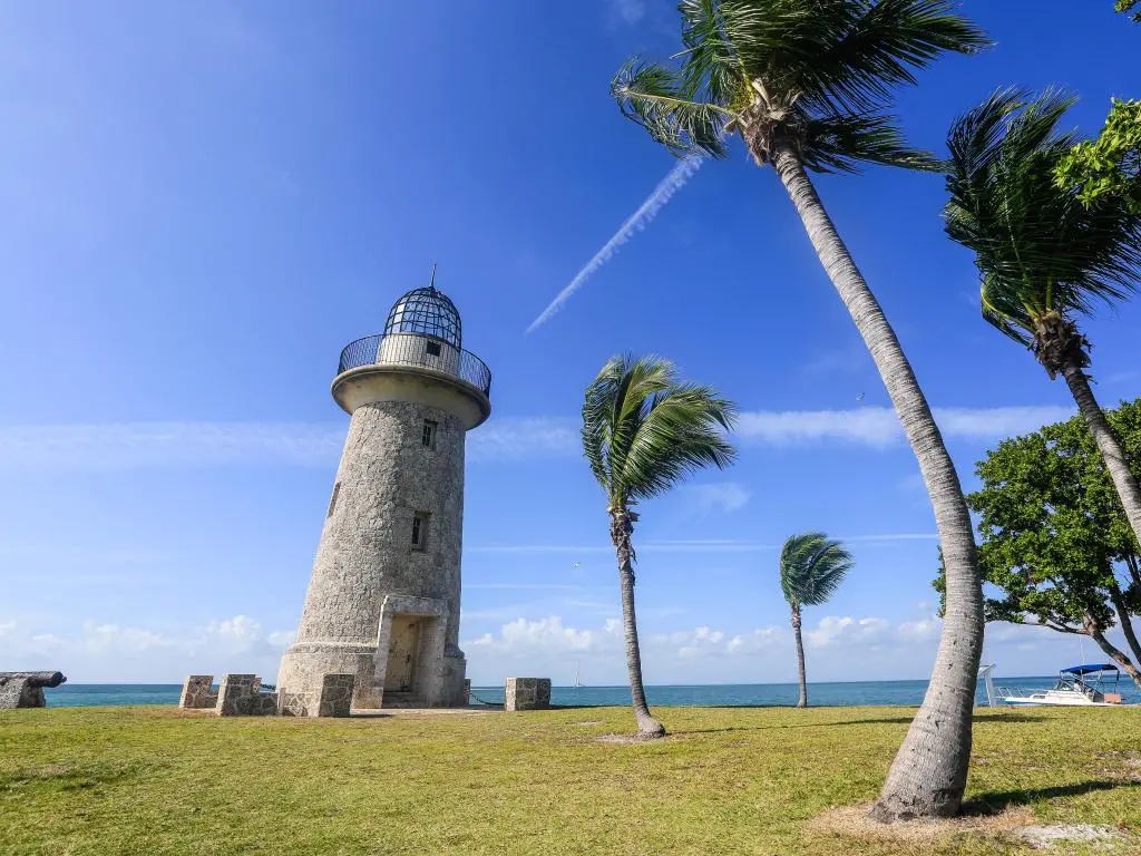 Parque Nacional Biscayne, Florida, EE.UU. en el remoto Boca Chita Key, el faro ornamental de 65 pies tomado en un día soleado con palmeras.