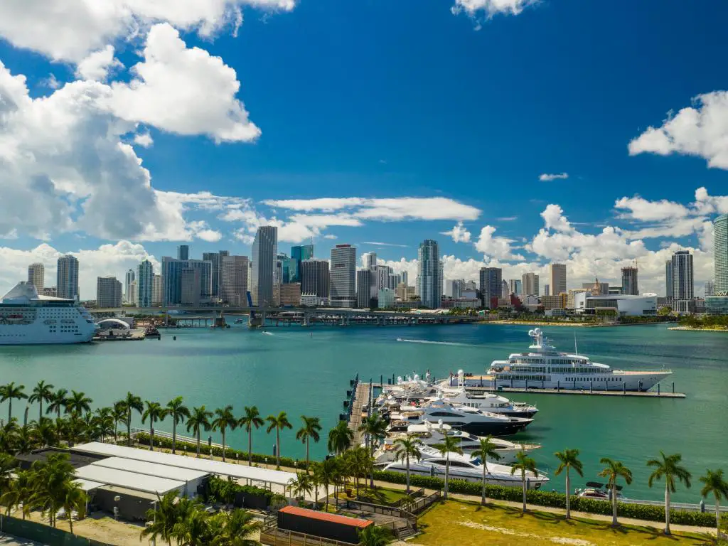 Miami, Florida, EE.UU. tomada como una imagen escénica aérea del centro de Miami y Island Gardens Marina en un día soleado.