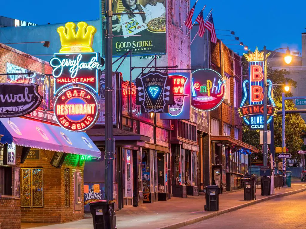 Memphis, Tennessee, EE.UU. con letreros de neón de famosos clubes de blues en la calle Beale, el lugar para festivales y conciertos de blues, tomados por la noche.