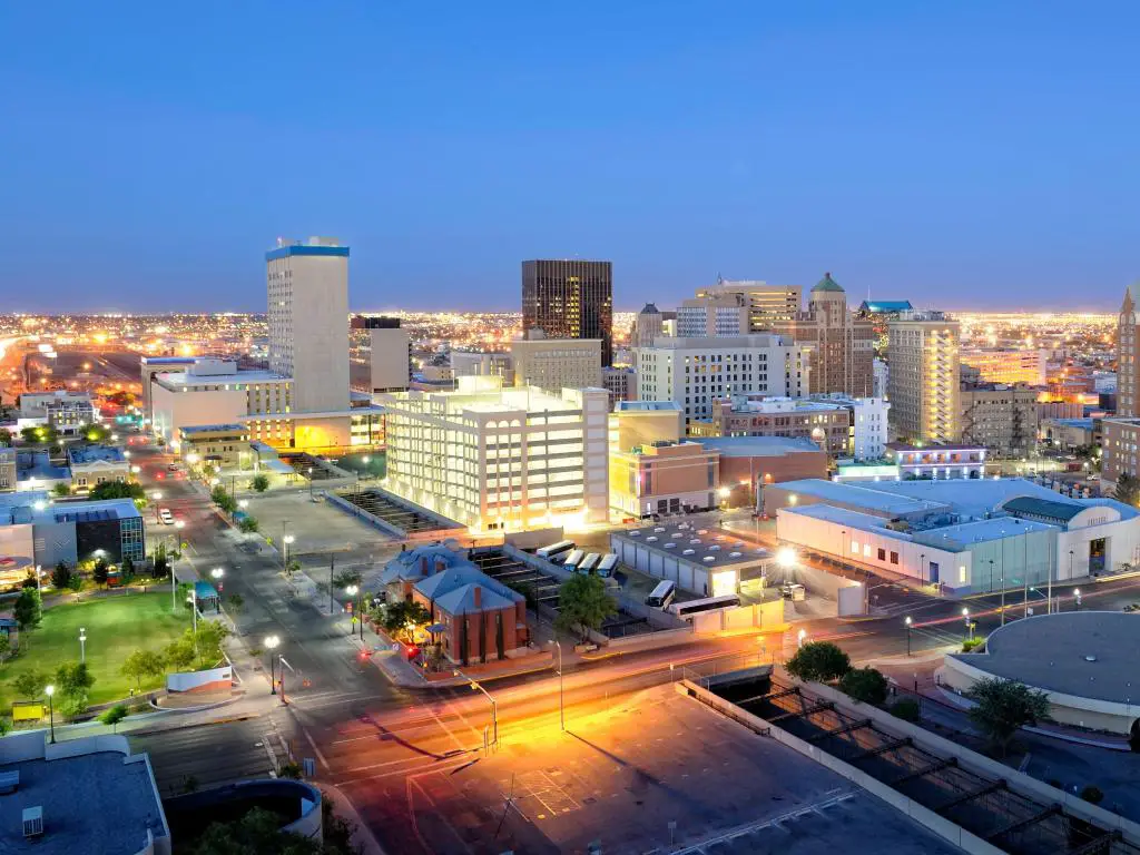 El Paso, Texas, EE.UU. Skyline por la noche con el horizonte del centro de la ciudad visto justo después del atardecer. 