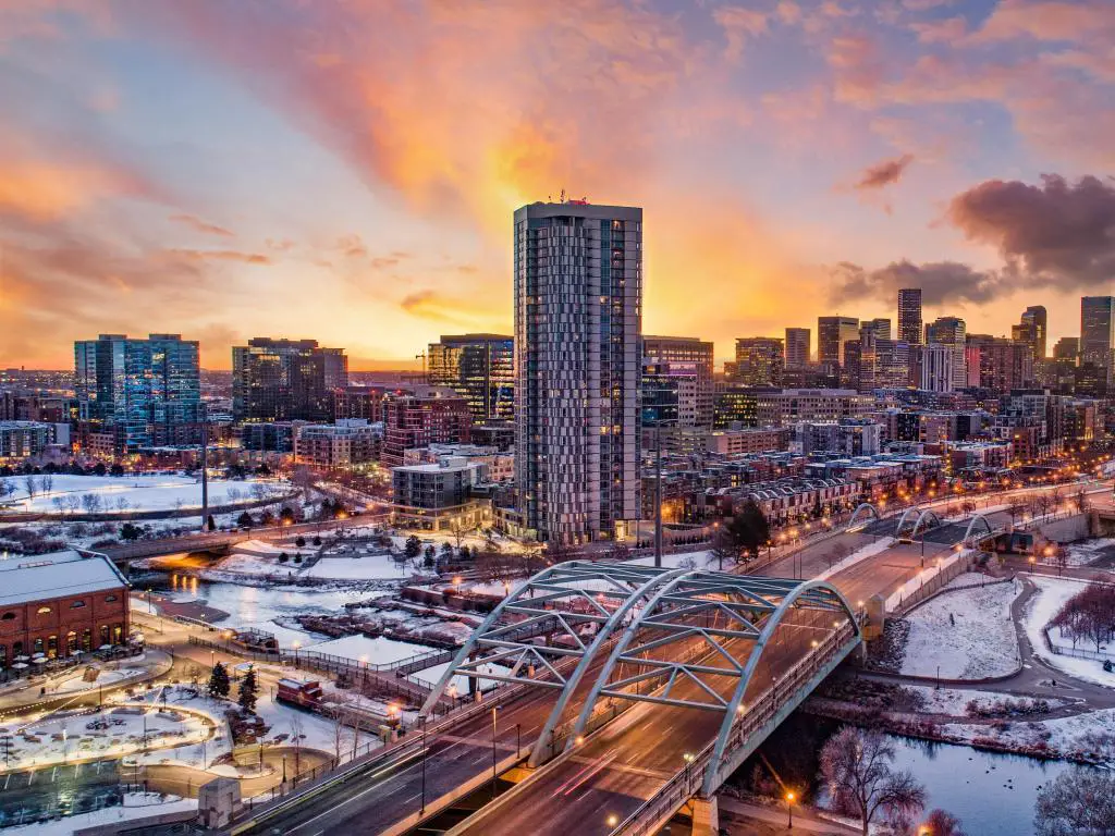 Denver, Colorado, EE.UU. tomada en el centro de la ciudad como una vista aérea del horizonte en invierno.