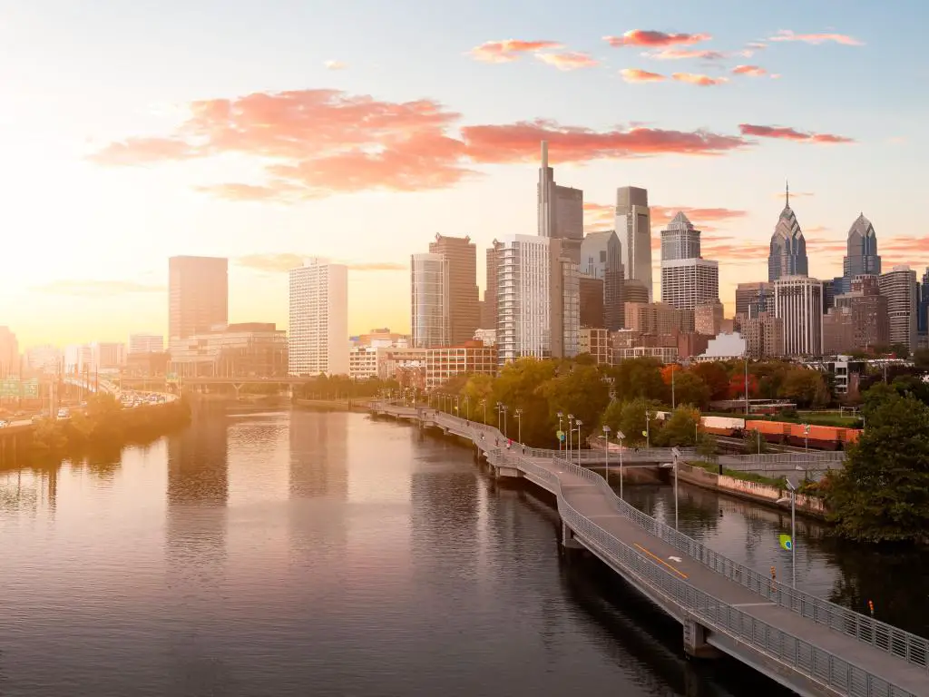 Filadelfia, Pensilvania, Estados Unidos, con una vista panorámica aérea del centro de la ciudad tomada durante la puesta de sol con el río en primer plano.