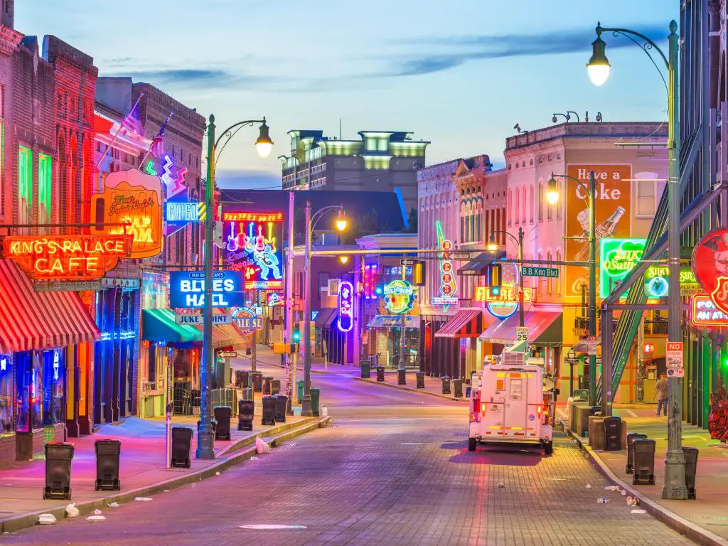 Memphis, Tennessee, EE.UU. Clubes de blues en Beale Street al amanecer.