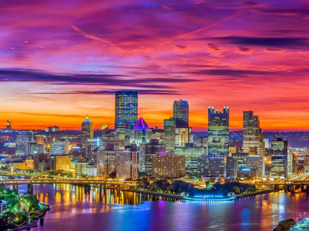 Horizonte del centro de Pittsburgh, Pensilvania, EE.UU. en los ríos al amanecer.