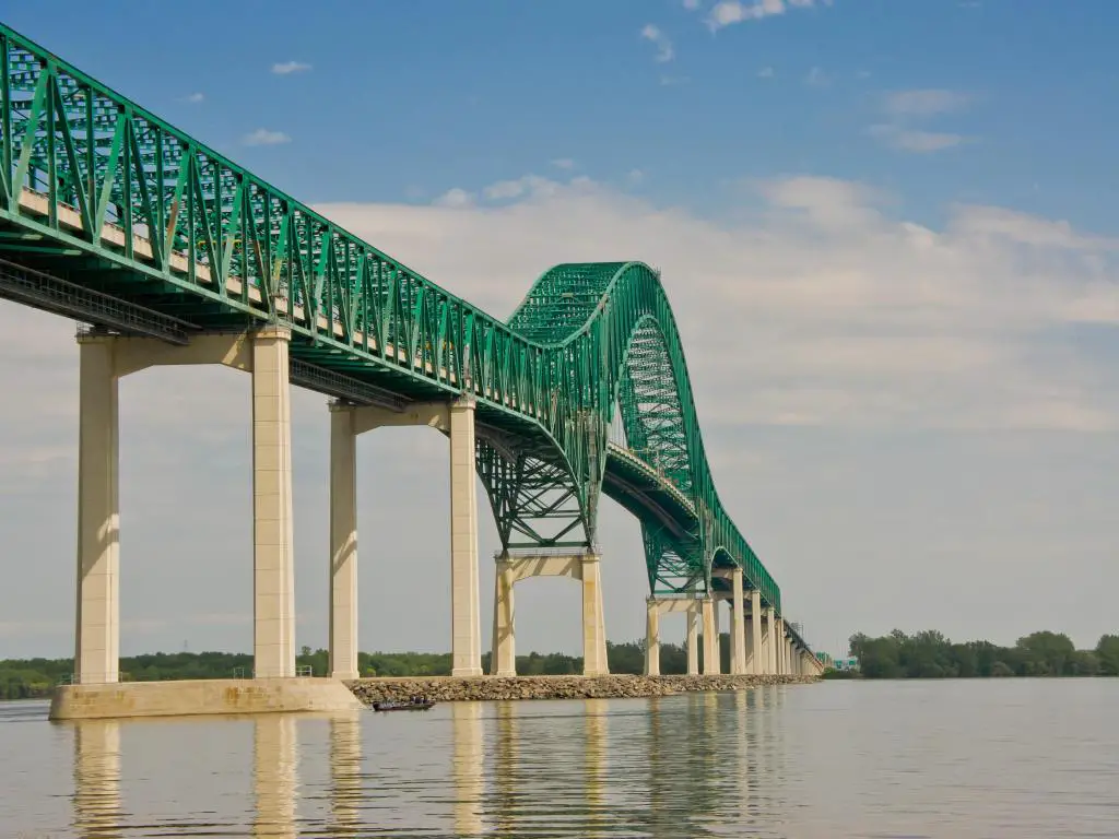 Lado oeste de la estructura del puente Laviolette en Trois-Rivieres, Quebec, Canadá