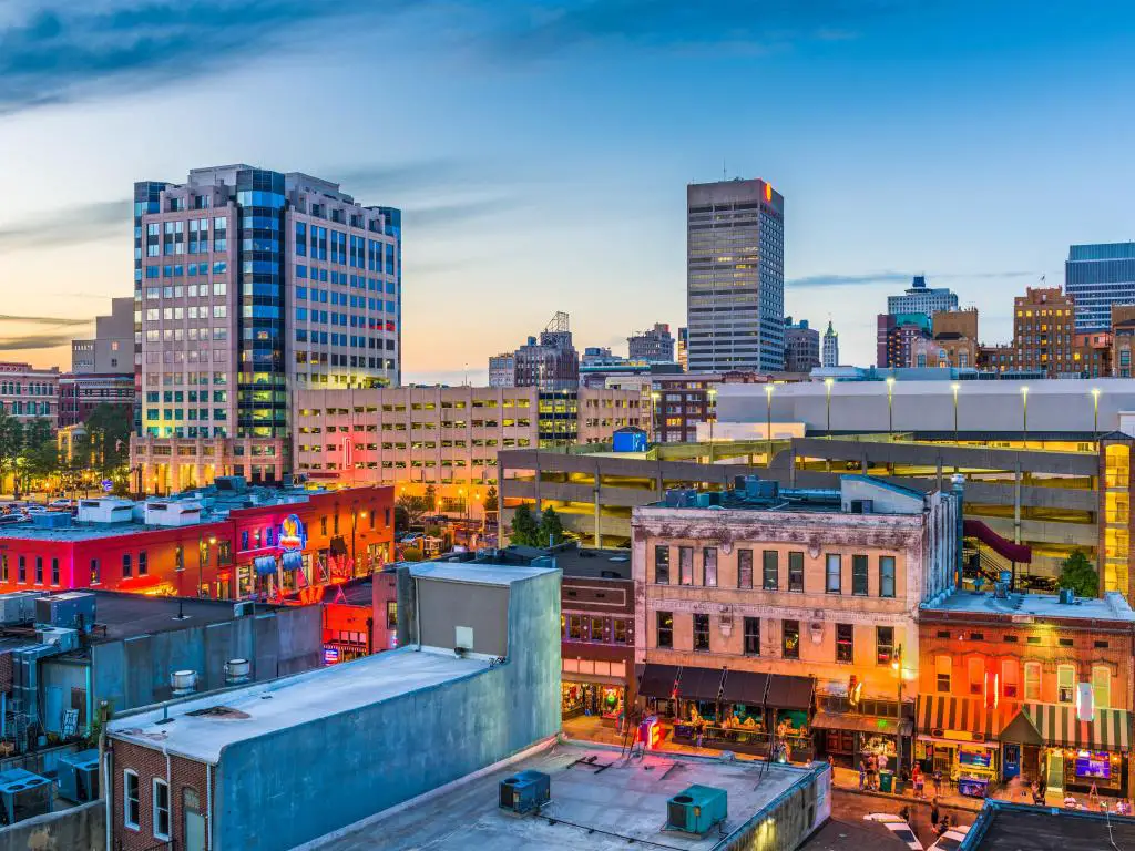 Memphis, Tennessee, EE. UU. Con el horizonte del centro de la ciudad por la noche, luces brillantes y bonitos colores en medio de la ciudad. 