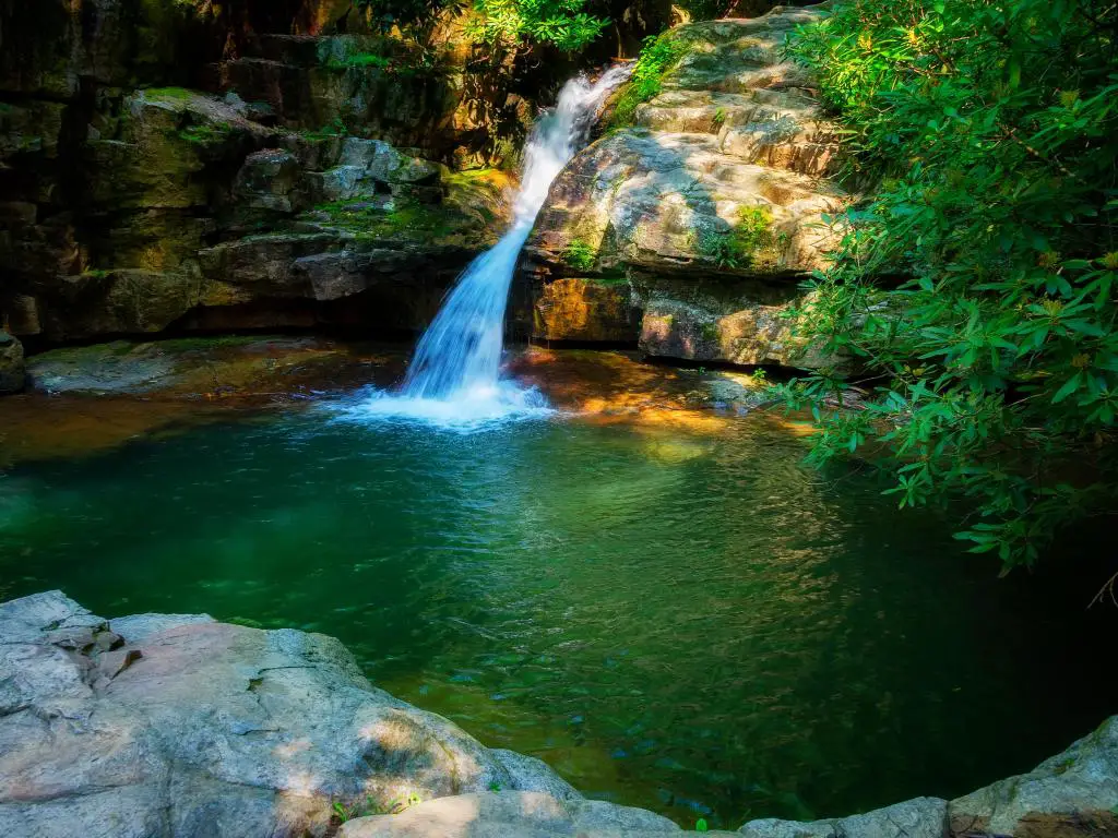 Bosque Nacional Cherokee en Elizabethtown, Tennessee, EE. UU. Tomado en Blue Hole Waterfalls con rocas rodeadas de impresionantes aguas y vegetación.