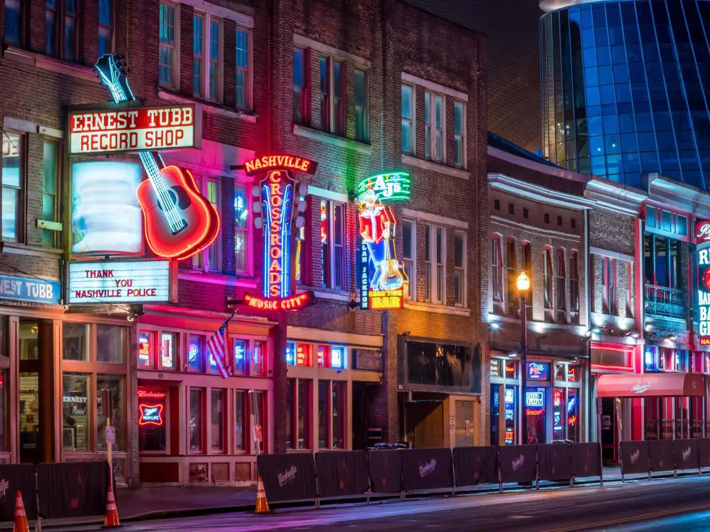 Nashville, Tennessee, EE.UU. con letreros de neón en el área de Lower Broadway tomada por la noche.