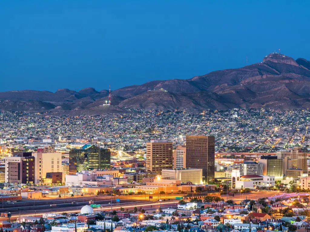 El Paso, Texas, EE.UU. El horizonte del centro de la ciudad al atardecer con Juárez, México en la distancia.