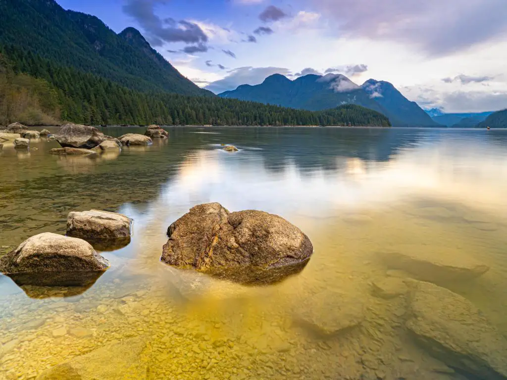 Alouette Lake Golden Ears Provincial Park Maple Ridge BC Canadá Mañana Amanecer Reflejo